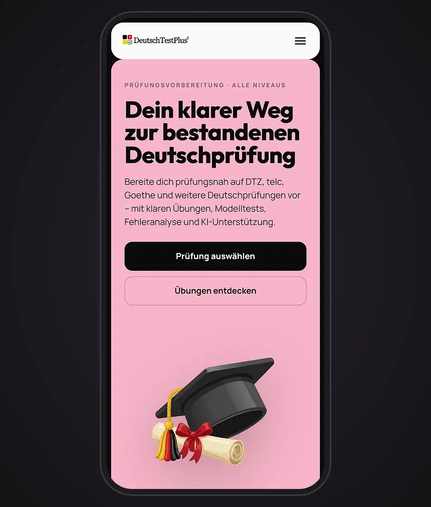 Smartphone mit der Startseite von DeutschTestPlus: „Dein klarer Weg zur bestandenen Deutschprüfung“ auf rosa Grund, darunter ein Doktorhut.