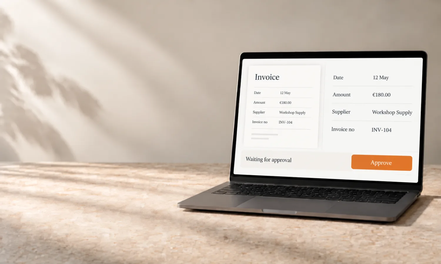 Laptop auf cremefarbenem Stein; links auf dem Bildschirm ein Rechnungsbeleg, rechts die daraus gelesenen Felder, unten eine Zeile, die auf Freigabe wartet, mit orangefarbener Schaltfläche.