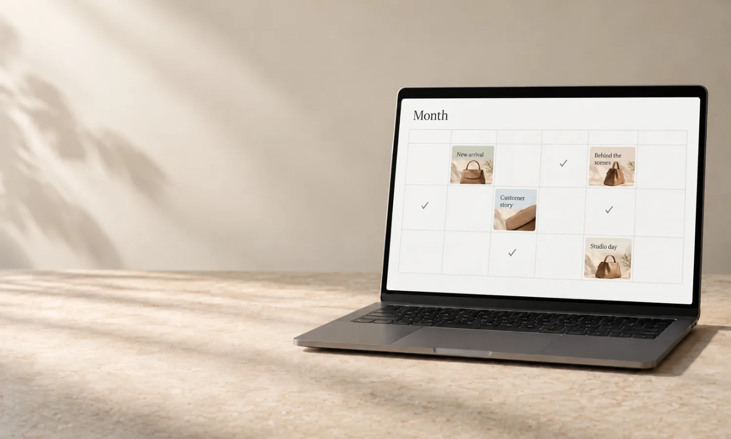 Laptop auf cremefarbenem Stein; auf dem Bildschirm ein Redaktionsplan für den Monat mit Themen auf den Tagen und Freigabehaken.