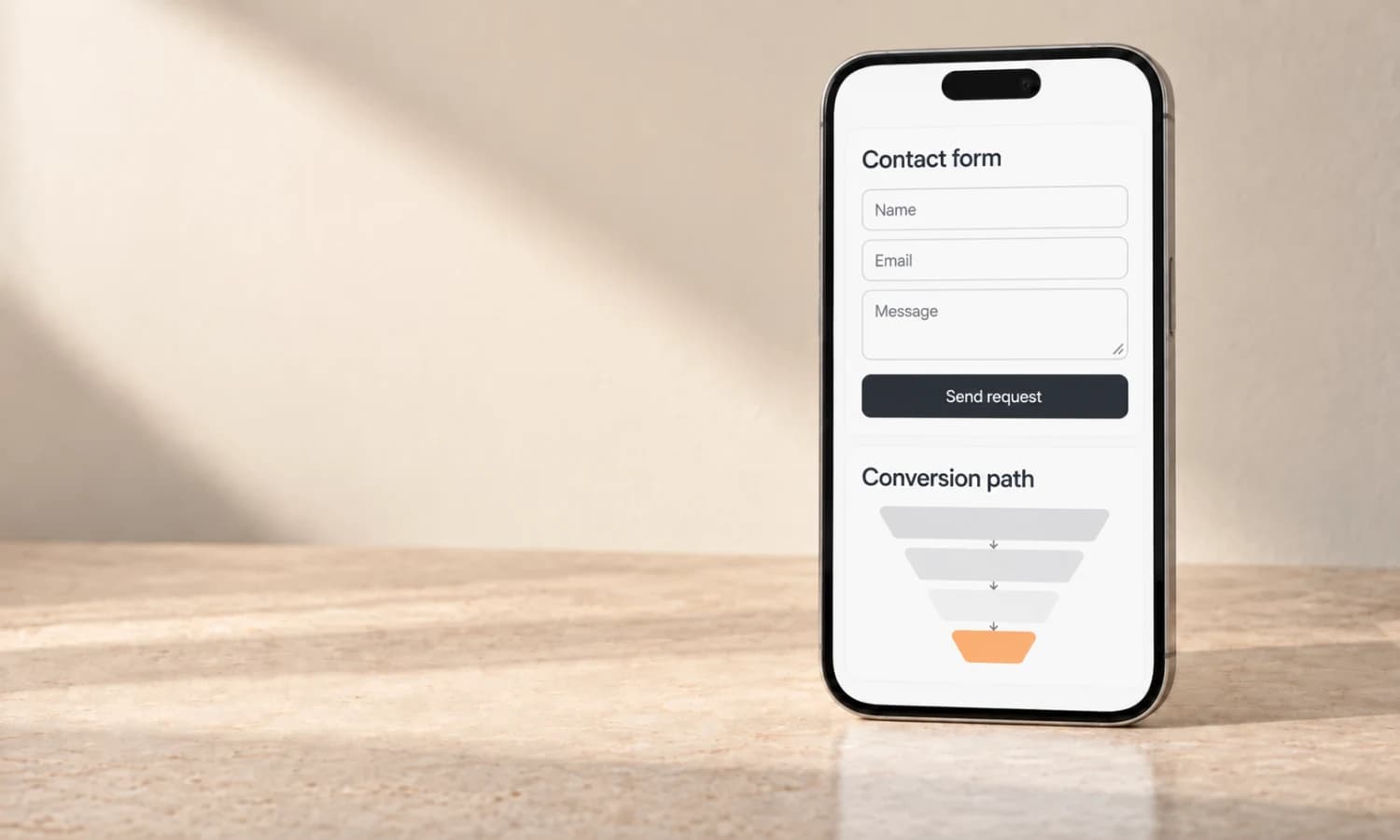 Smartphone auf einer cremefarbenen Steinfläche; auf dem Bildschirm ein Kontaktformular und darunter ein Trichterdiagramm bis zur Anfrage.