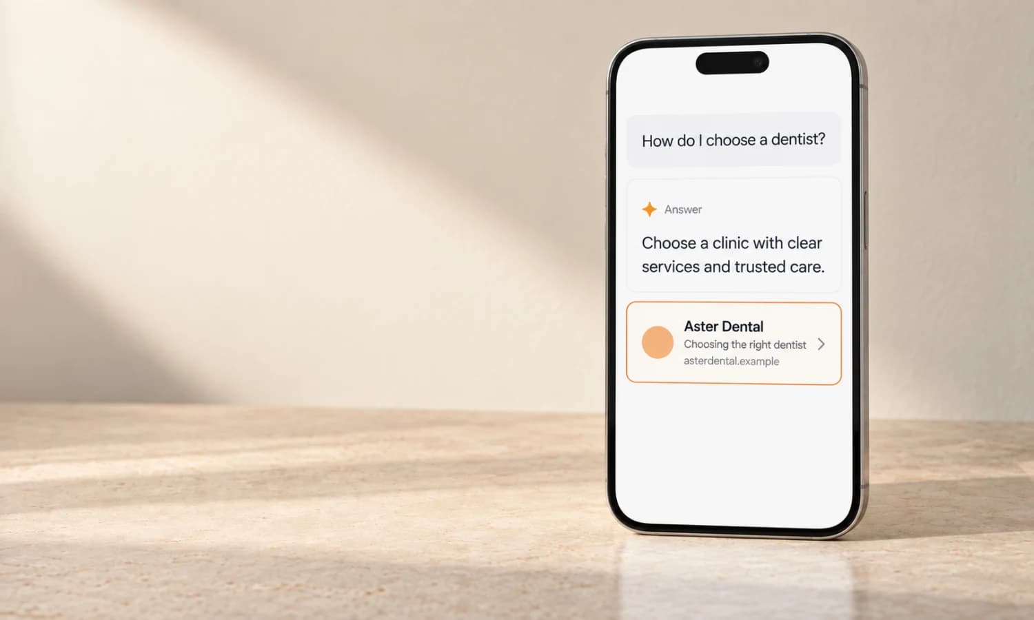 Krem taş yüzeyde duran akıllı telefon; ekranında diş kliniği seçimiyle ilgili yapay zekâ yanıtı ve vurgulanan kaynak kartı.